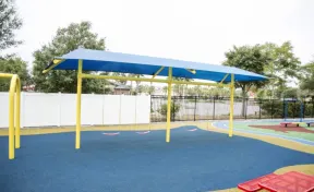 Single Post Swing Frame with Shade