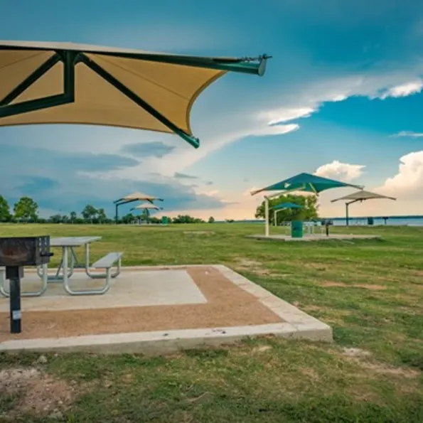 Single Post Pyramid Cantilever Shade